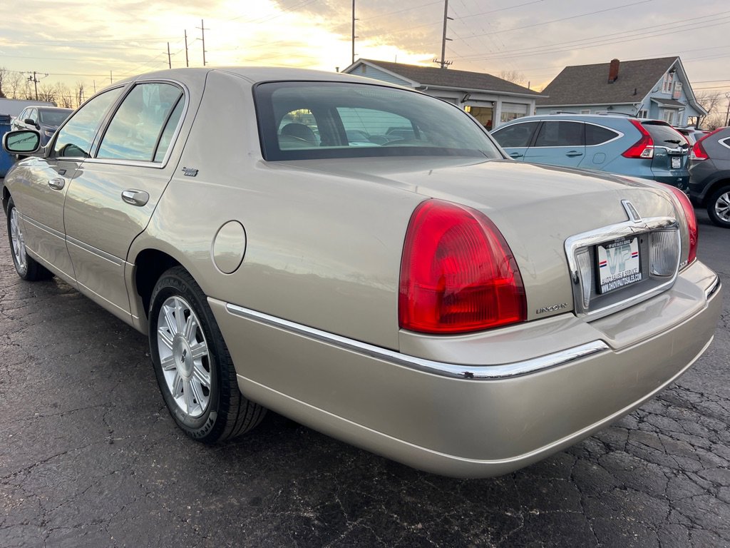 Used 2009 Lincoln Town Car Signature Limited image 5