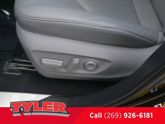 Used 2024 Toyota Highlander Limited AWD/4WD image 23