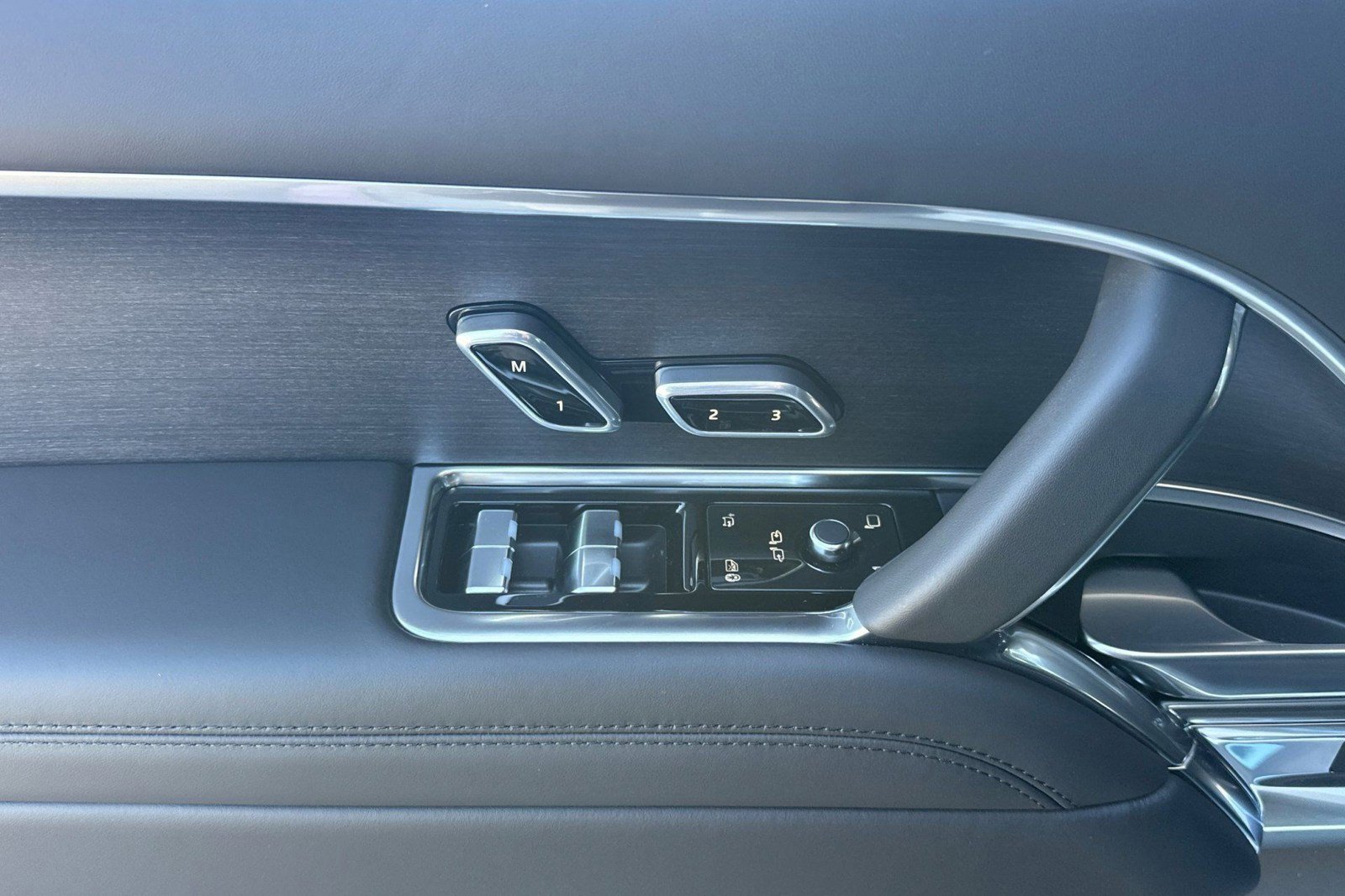 New 2026 Land Rover Range Rover Long Wheelbase Autobiography image 12