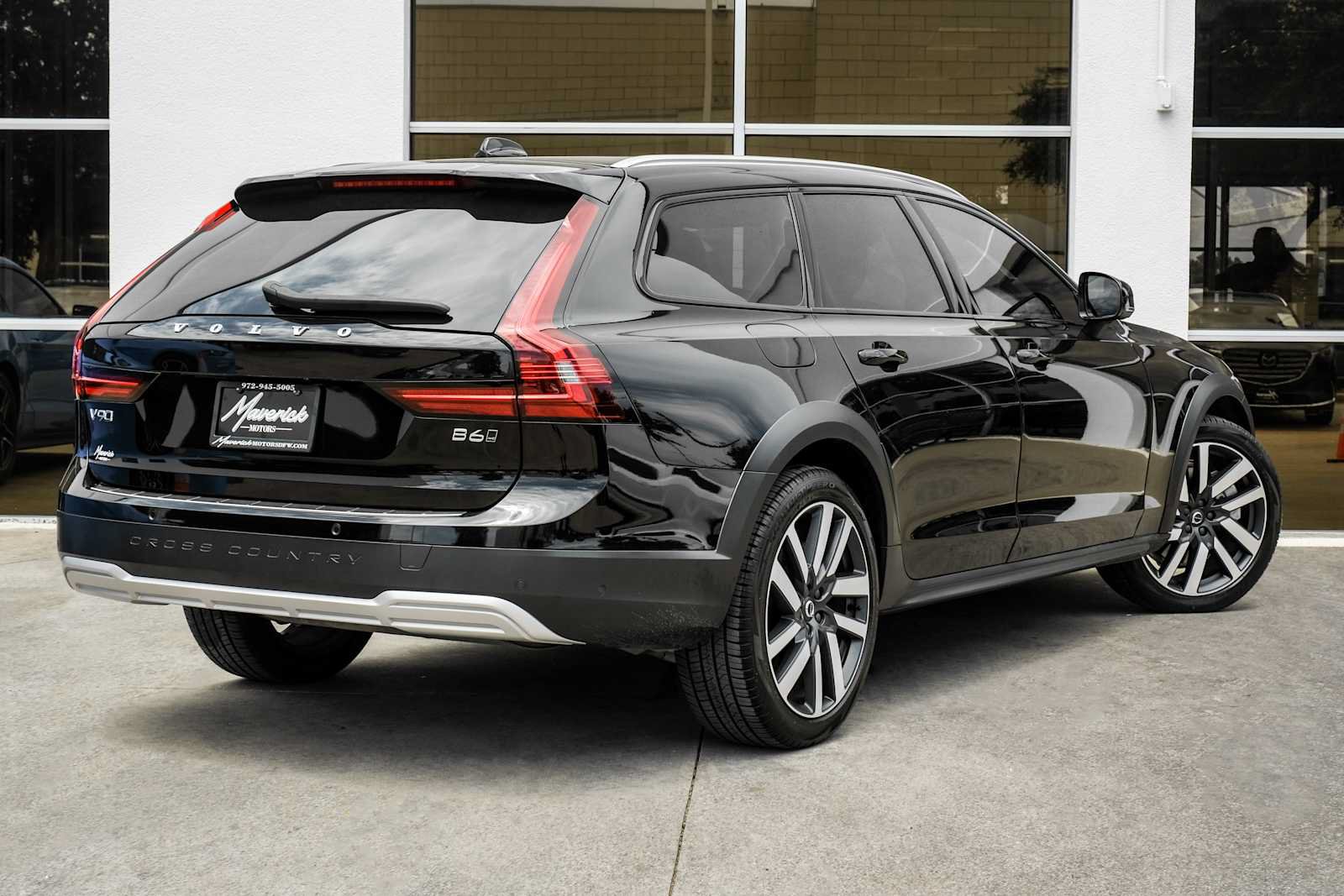 Used 2025 Volvo V90 B6 Cross Country Plus w/ Protection Package Premier AWD/4WD image 9