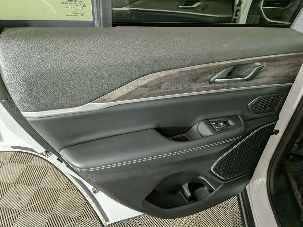 Certified 2023 Jeep Grand Cherokee Limited AWD/4WD image 30