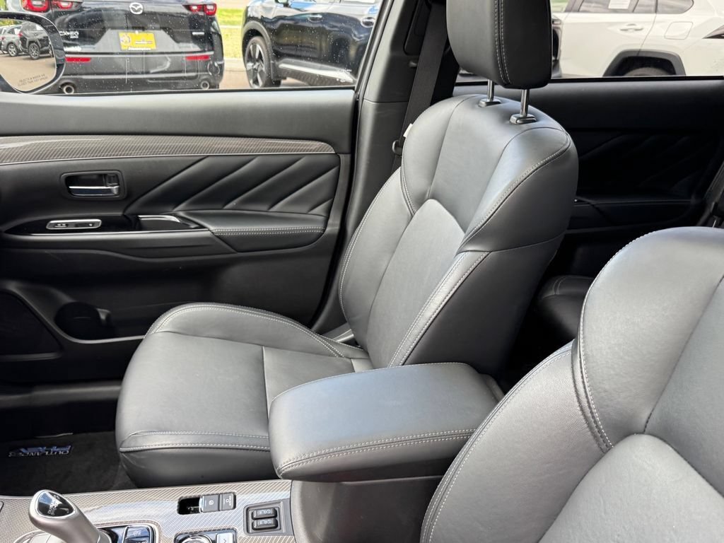 Used 2020 Mitsubishi Outlander 4WD Plug-In Hybrid image 7