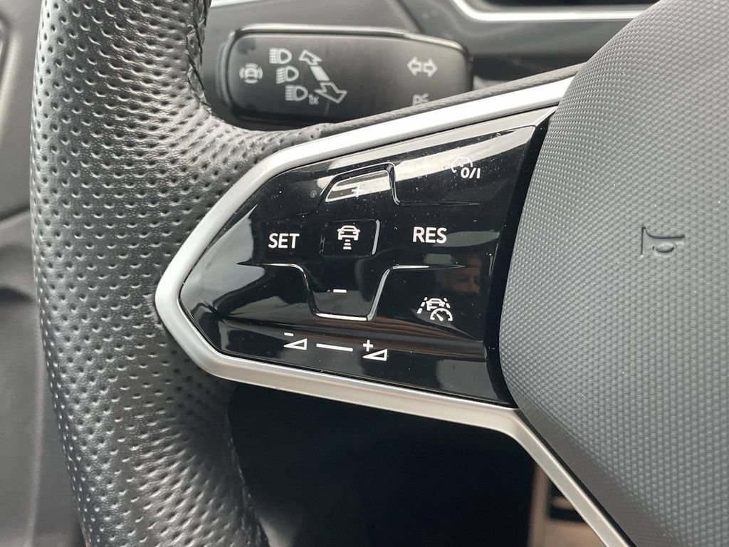 Certified 2024 Volkswagen Tiguan SE R-Line FWD image 24