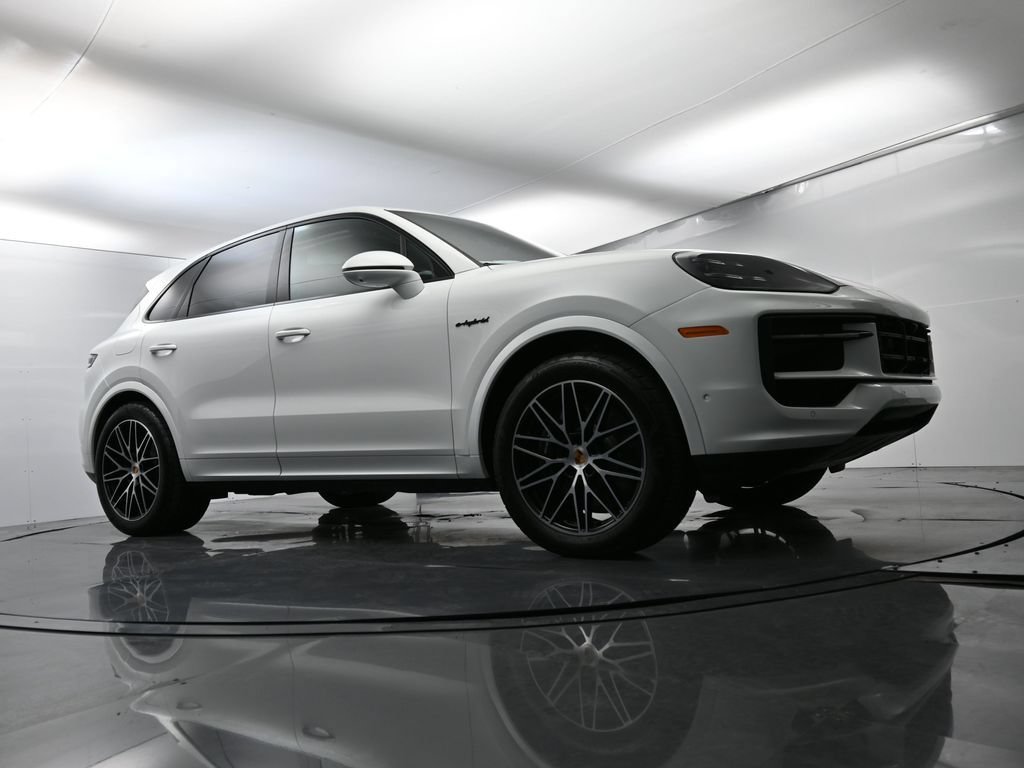 Certified 2025 Porsche Cayenne E-Hybrid w/ Premium Package Plus AWD/4WD image 57