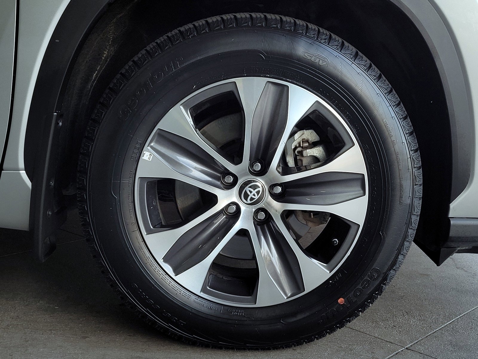 Certified 2024 Toyota Highlander XLE image 5