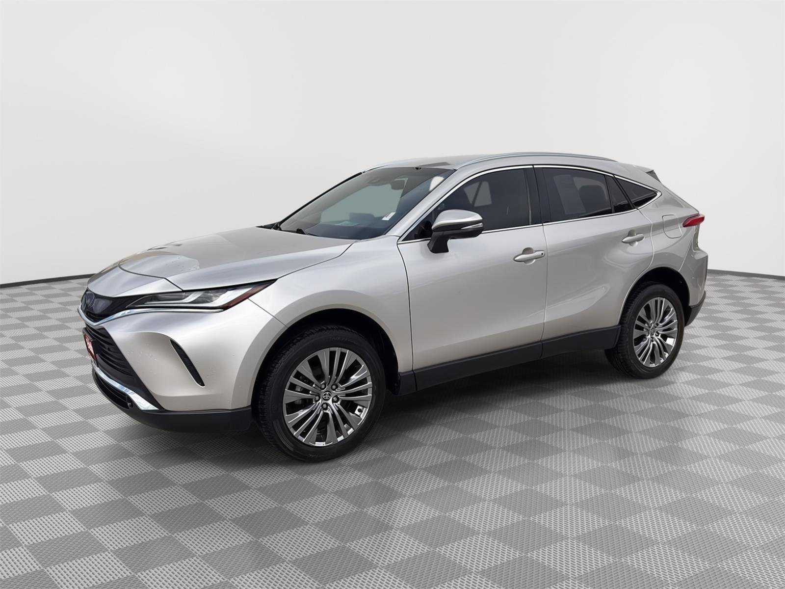 Used 2022 Toyota Venza XLE image 3