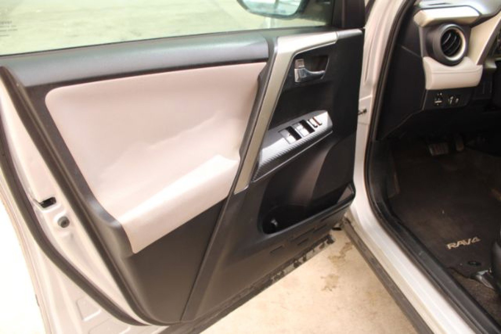 Used 2015 Toyota RAV4 XLE image 10