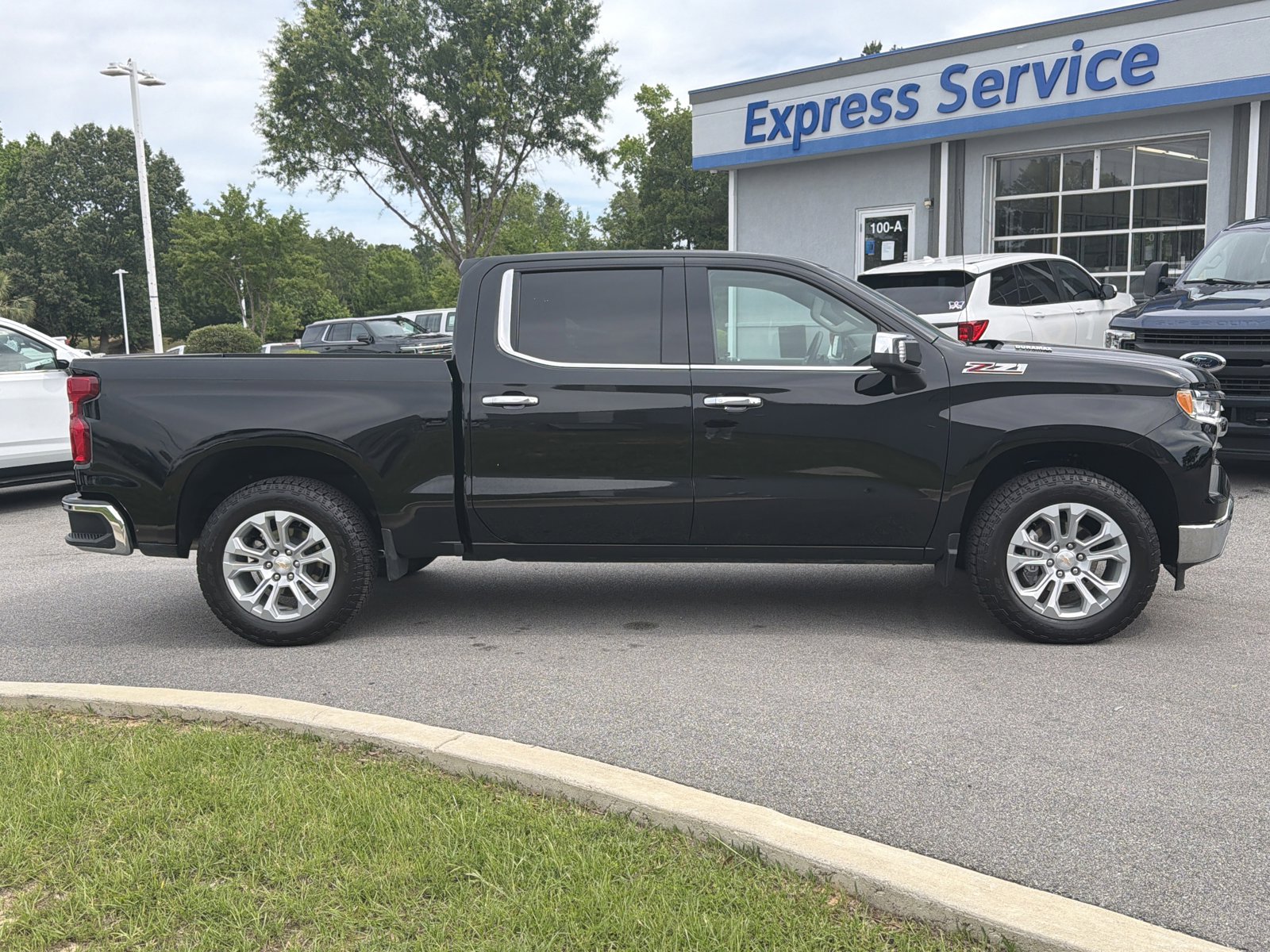 Used 2025 Chevrolet Silverado 1500 LTZ w/ LTZ Premium Package AWD/4WD image 22