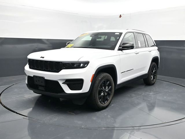 Used 2025 Jeep Grand Cherokee Altitude AWD/4WD image 4