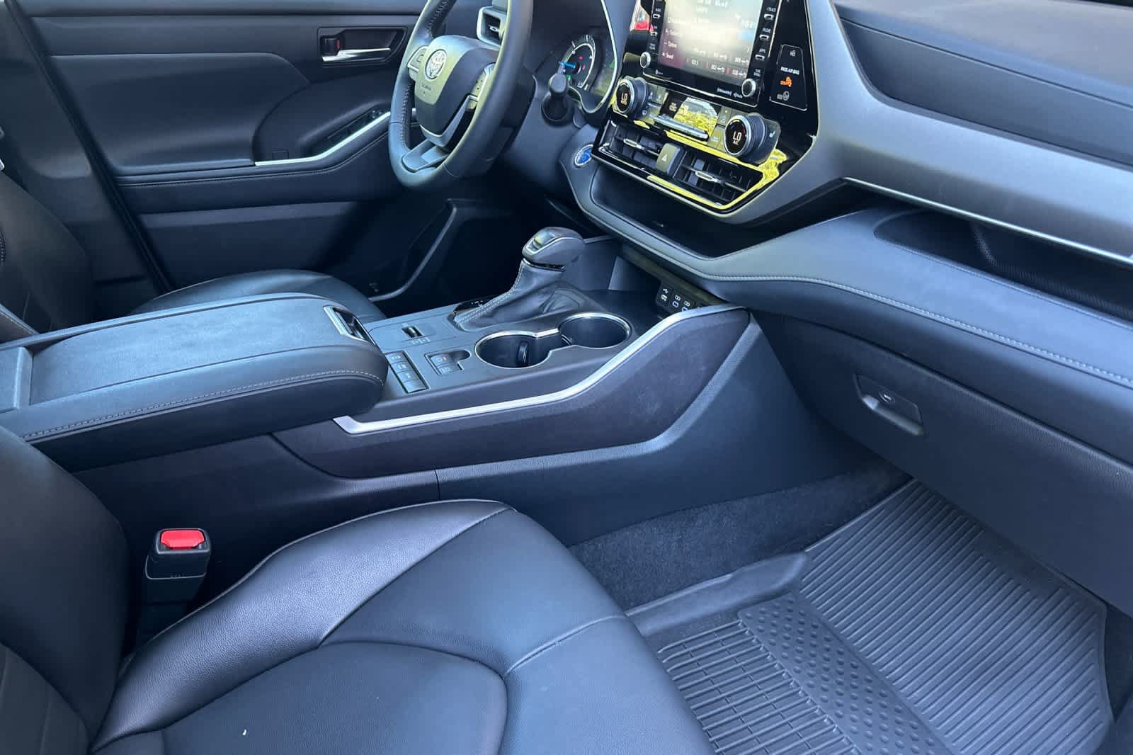 Used 2022 Toyota Highlander XLE AWD/4WD image 18