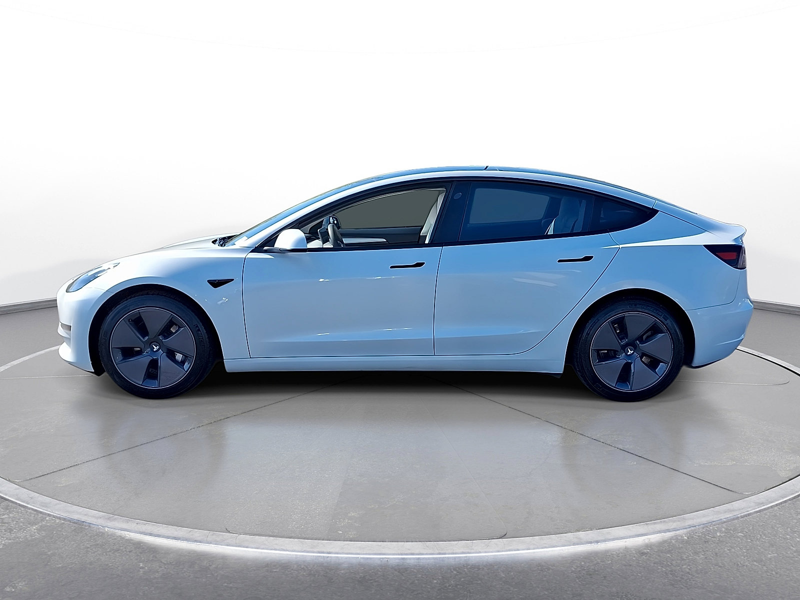 Used 2023 Tesla Model 3 Standard Range image 5
