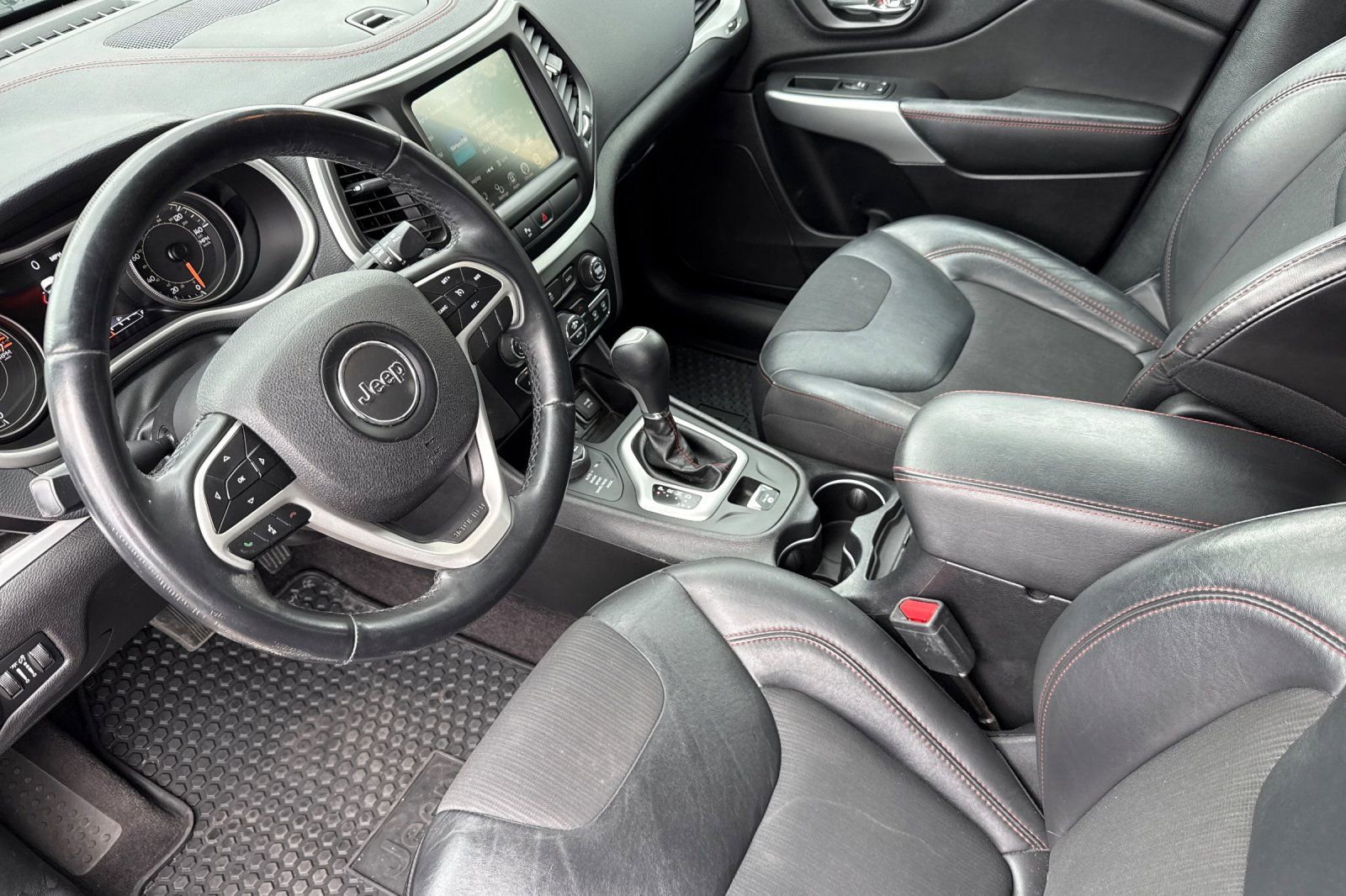 Used 2018 Jeep Cherokee Trailhawk AWD/4WD image 10