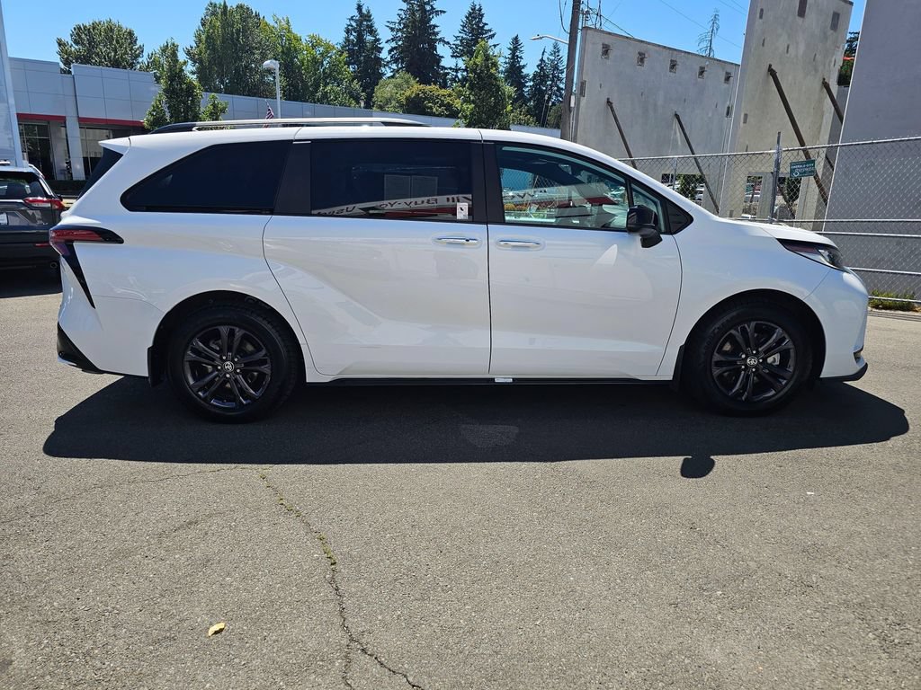 Used 2025 Toyota Sienna XSE AWD/4WD image 8