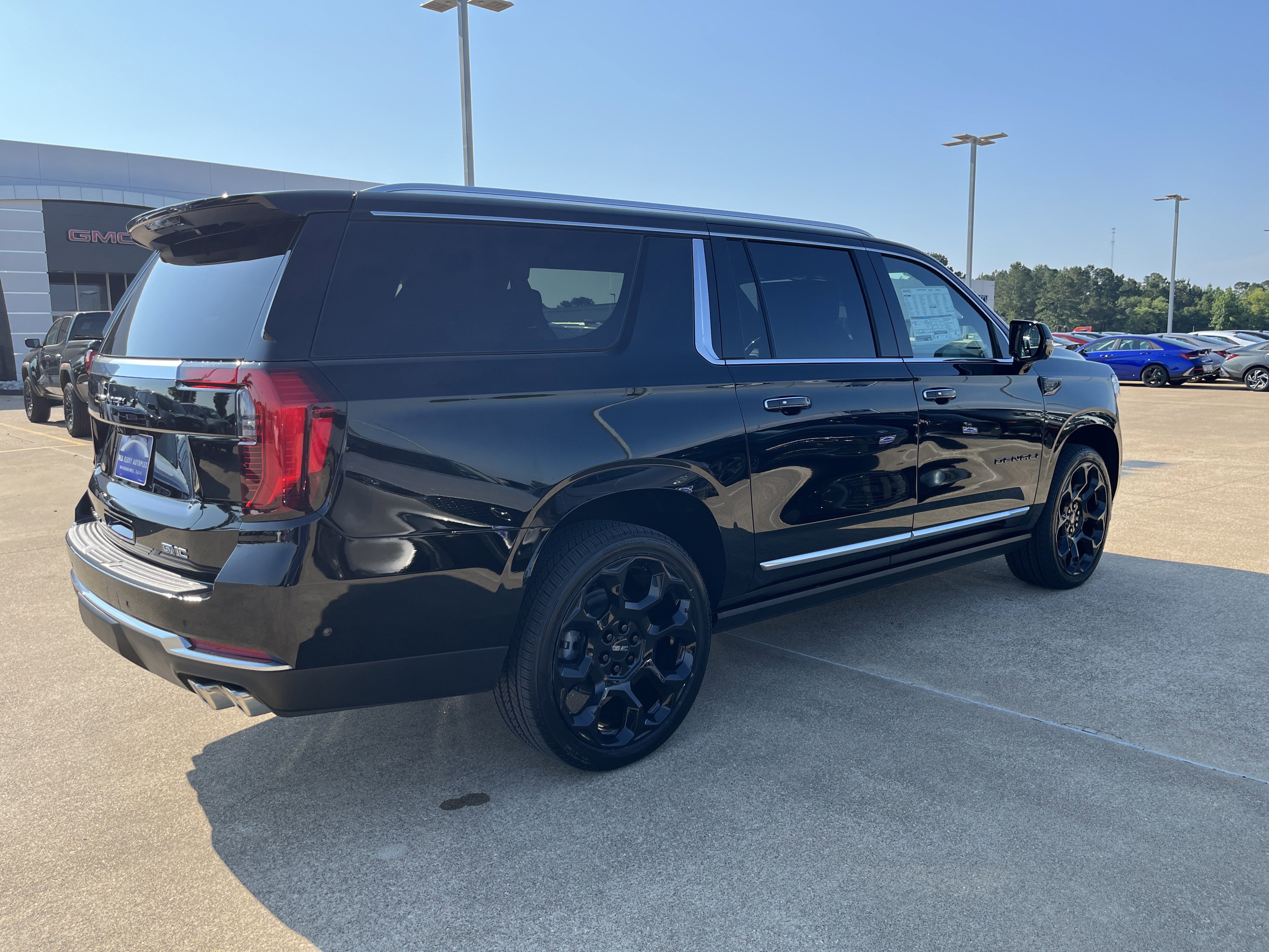 New 2026 GMC Yukon XL Denali w/ Denali Reserve Package AWD/4WD image 3