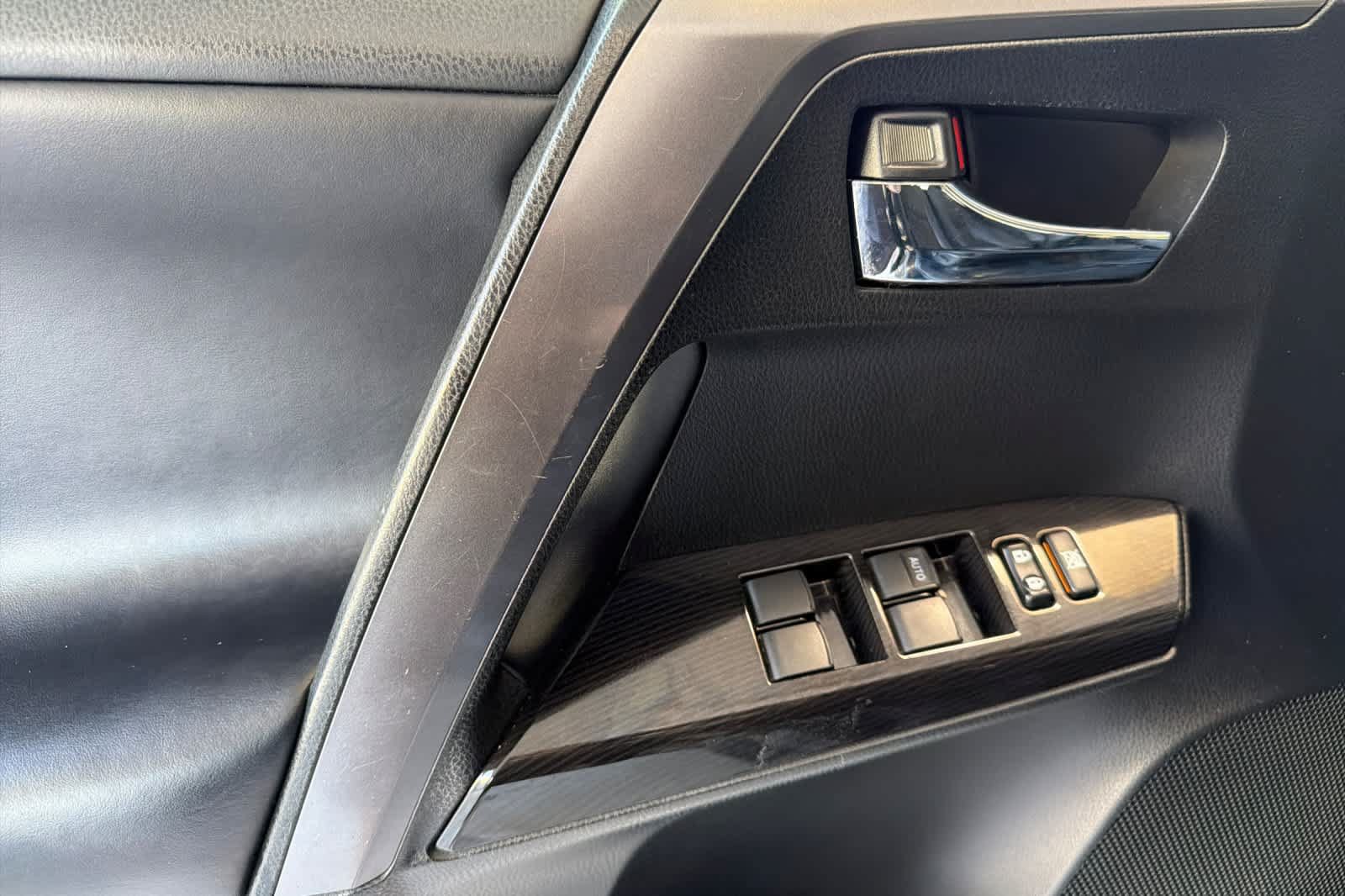 Used 2018 Toyota RAV4 SE w/ Power Extra Value Package FWD image 12