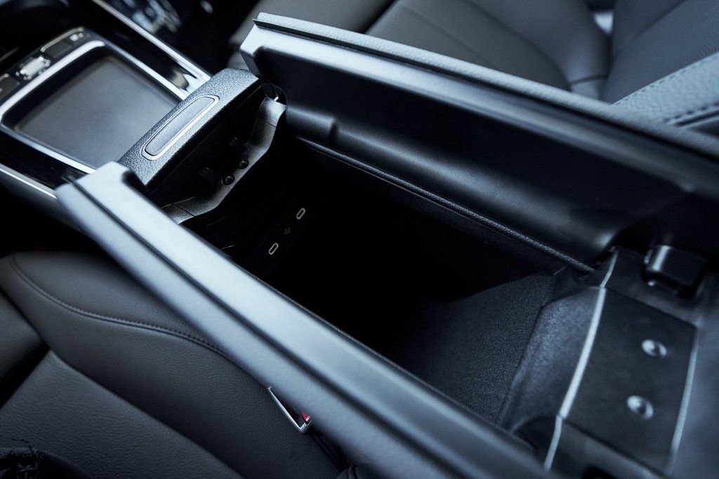 Used 2025 Mercedes-Benz GLB 250 4MATIC w/ Exclusive Package image 46