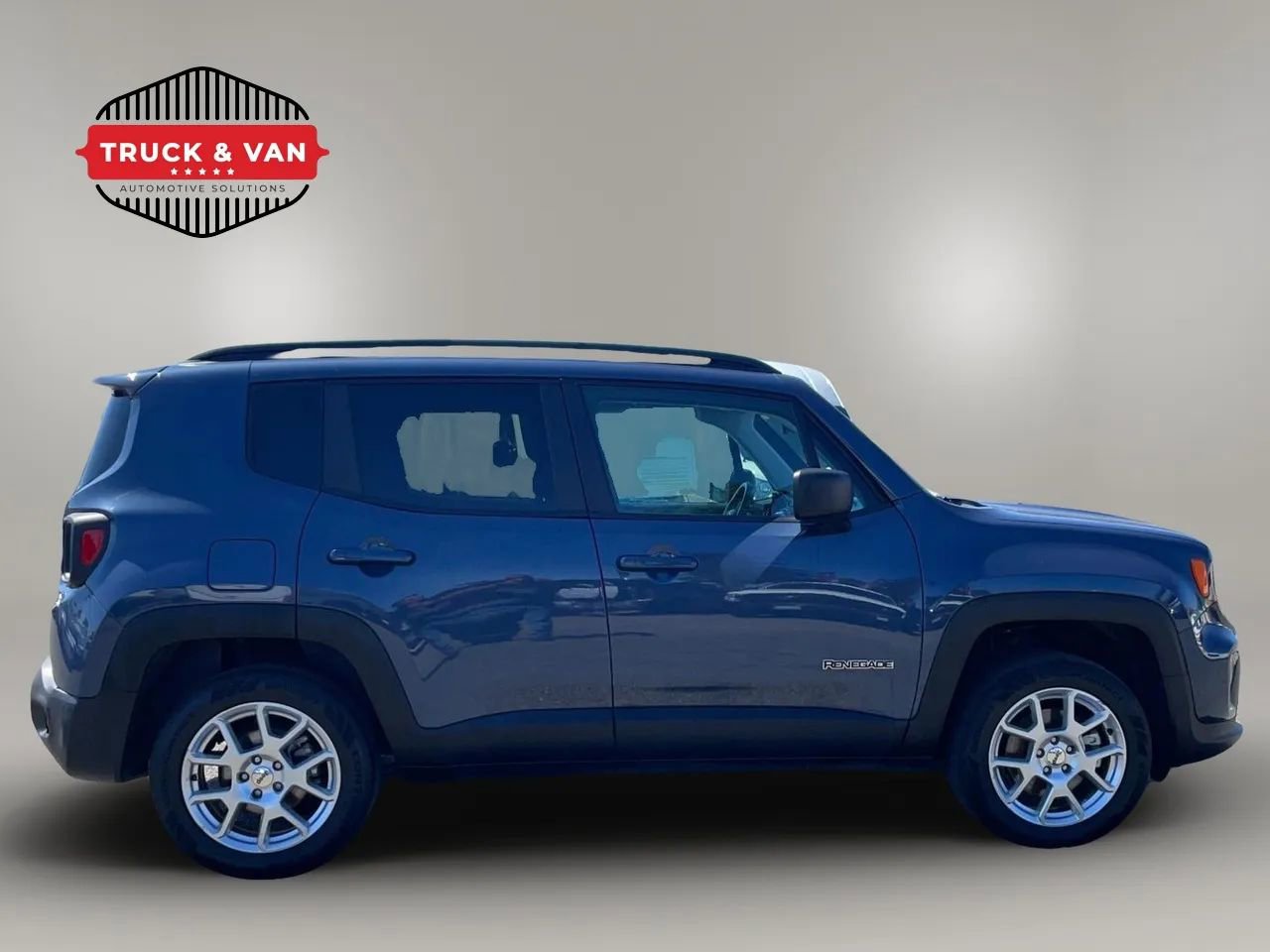Used 2022 Jeep Renegade Latitude AWD/4WD image 3