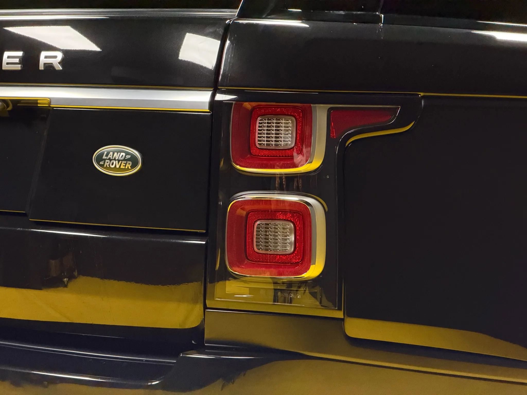 Used 2020 Land Rover Range Rover HSE image 10