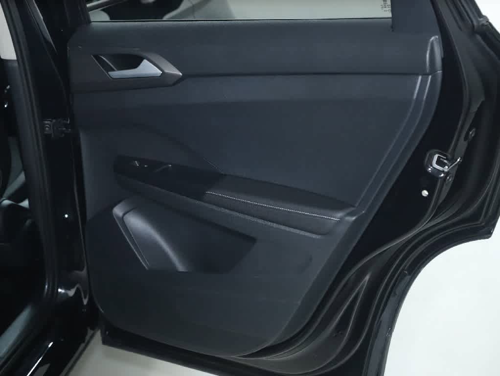 Certified 2025 Volkswagen Taos SE FWD image 32