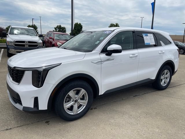 Used 2024 Kia Sorento LX FWD image 2