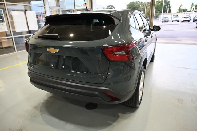 Used 2025 Chevrolet Trax LS w/ LS Convenience Package FWD image 5