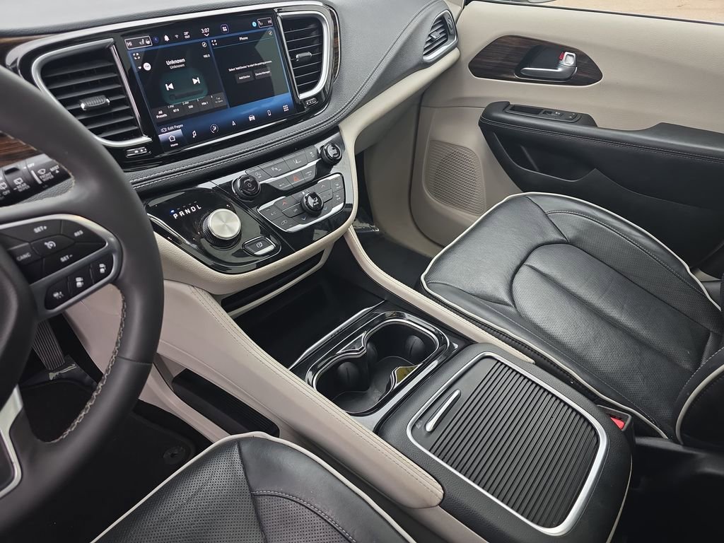 Used 2023 Chrysler Pacifica Limited image 25