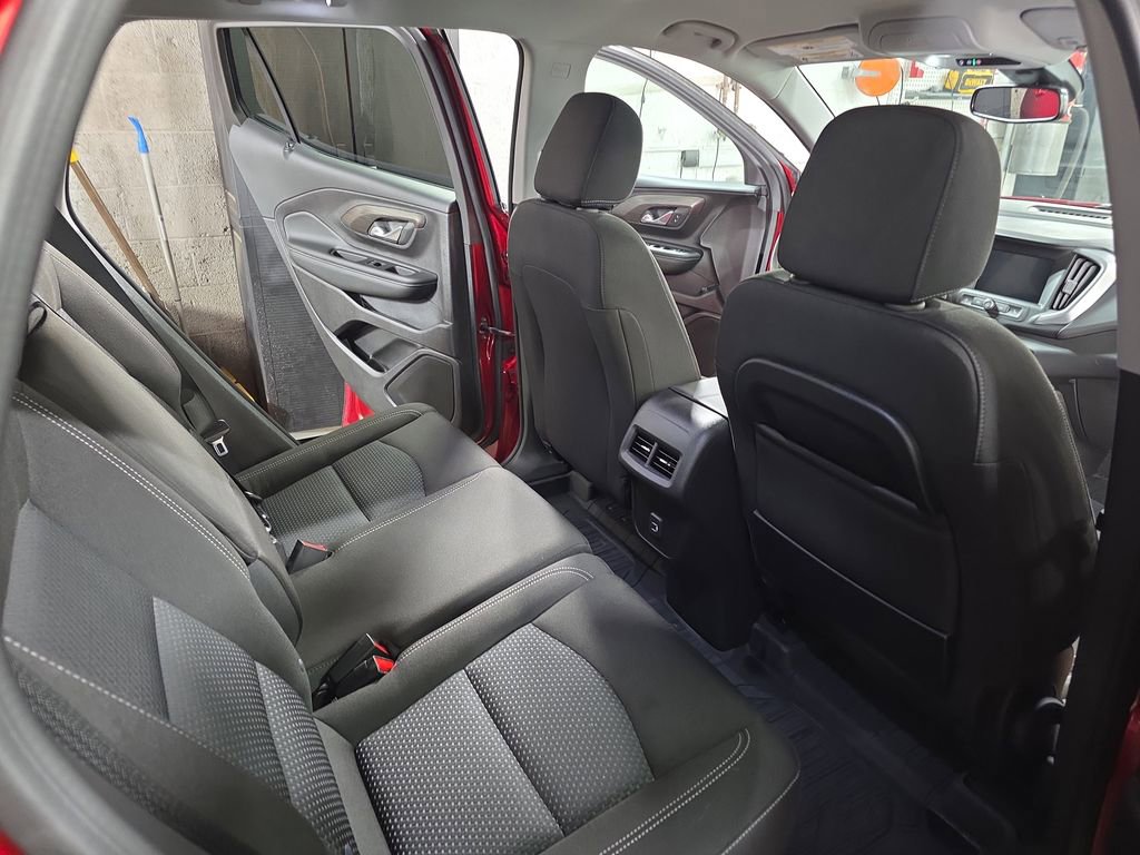 Used 2024 GMC Terrain SLE w/ Driver Convenience Package image 11