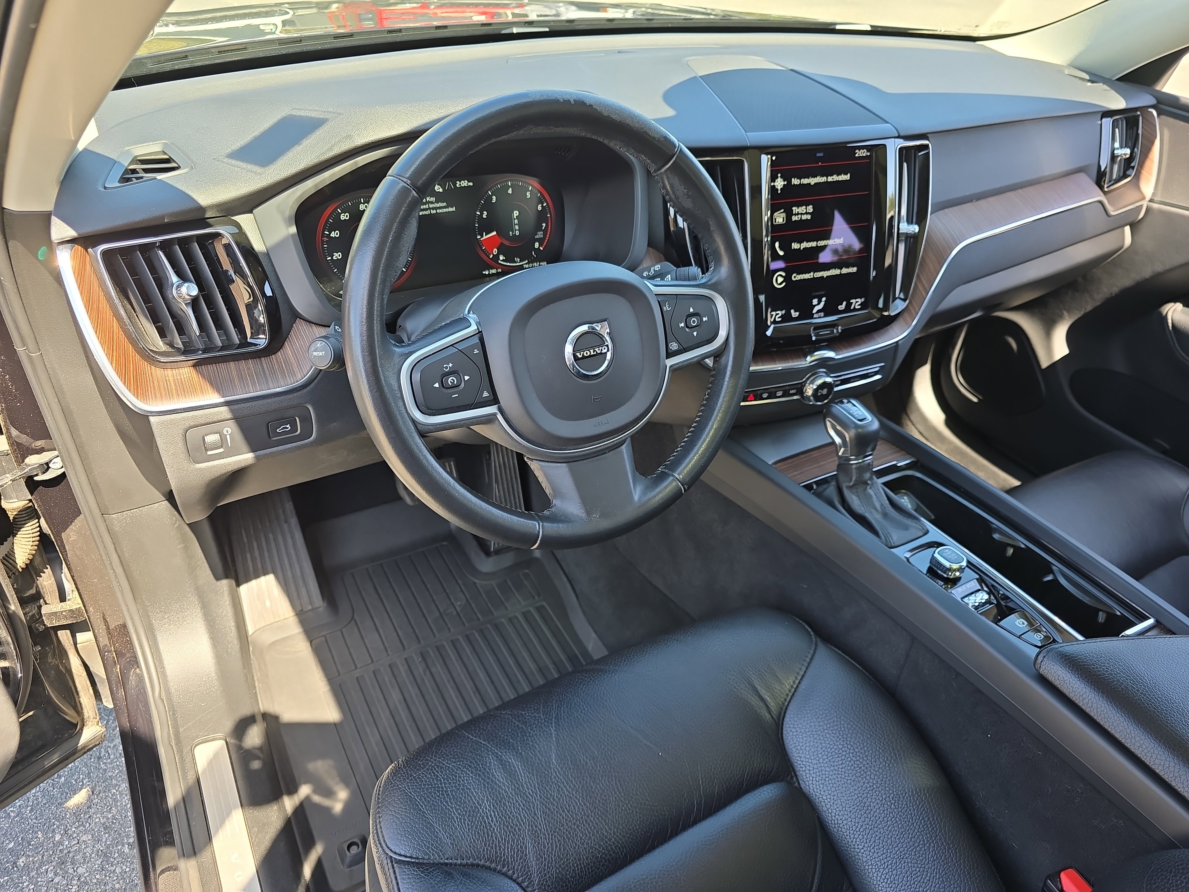 Used 2021 Volvo XC60 T5 Momentum image 16