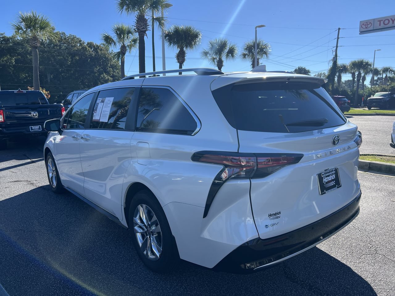 Used 2026 Toyota Sienna Limited FWD image 8