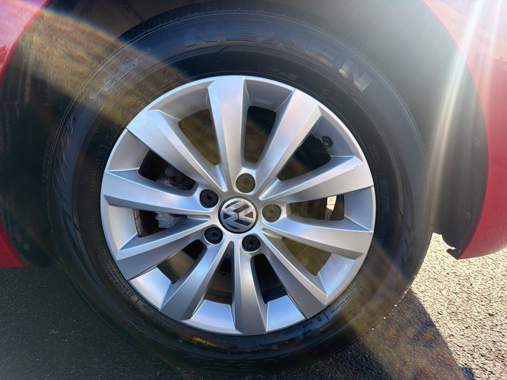 Used 2019 Volkswagen Beetle 2.0T SE FWD image 50