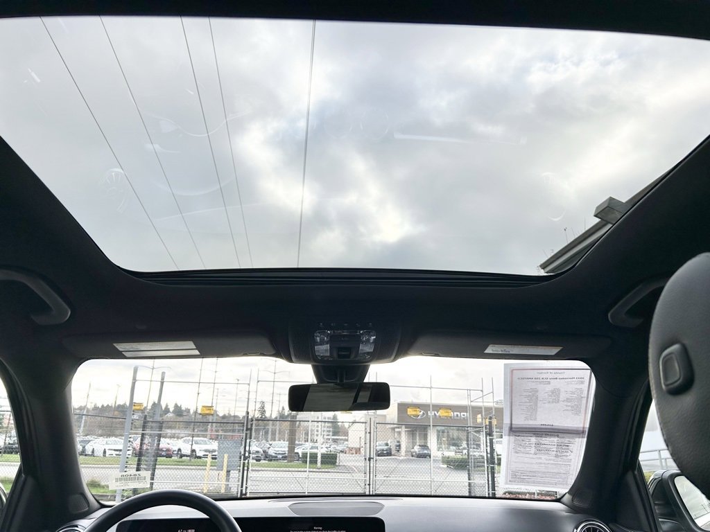 Used 2023 Mercedes-Benz GLB 250 4MATIC w/ Premium Package image 17