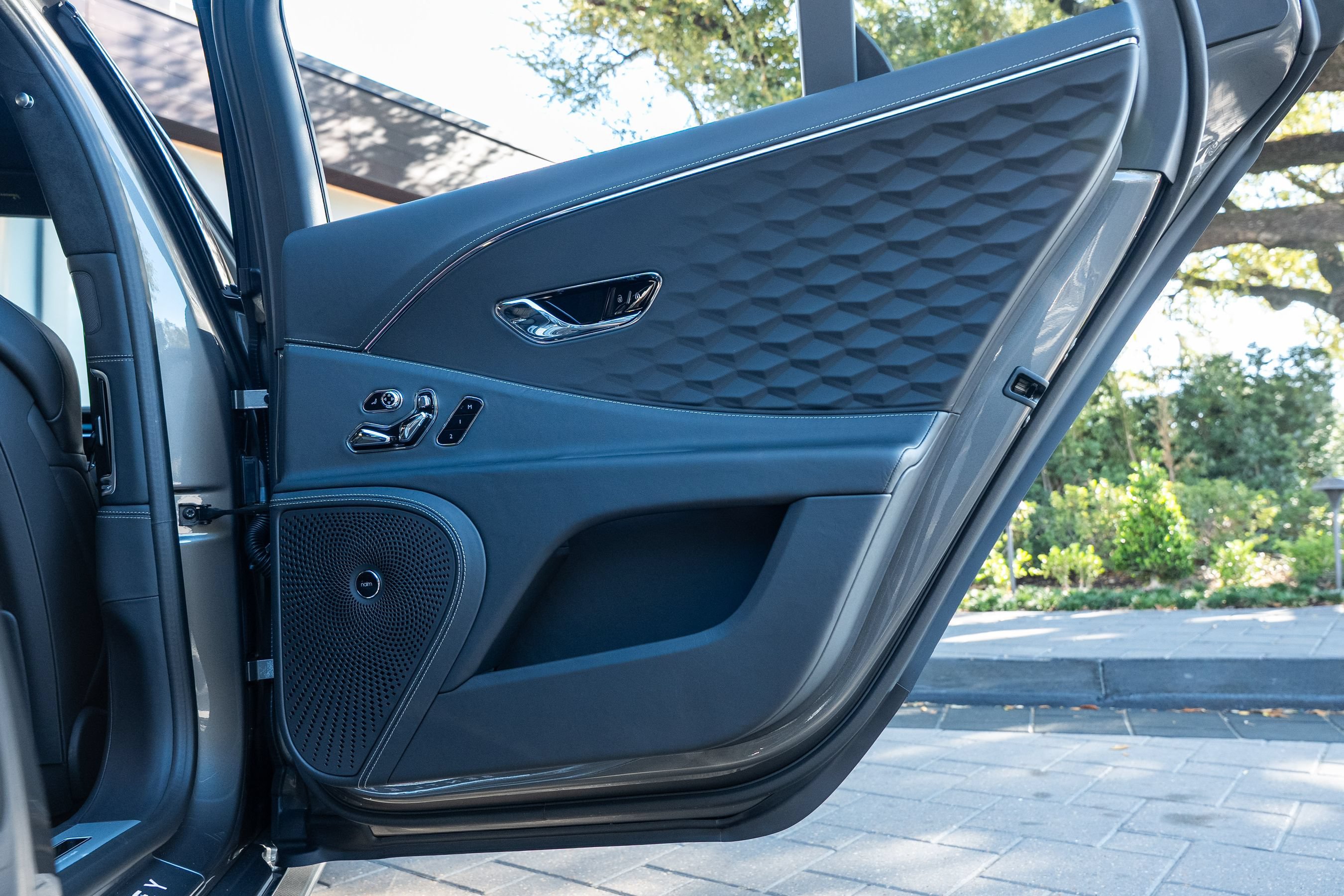 Certified 2025 Bentley Flying Spur Plug-In Hybrid AWD/4WD image 56