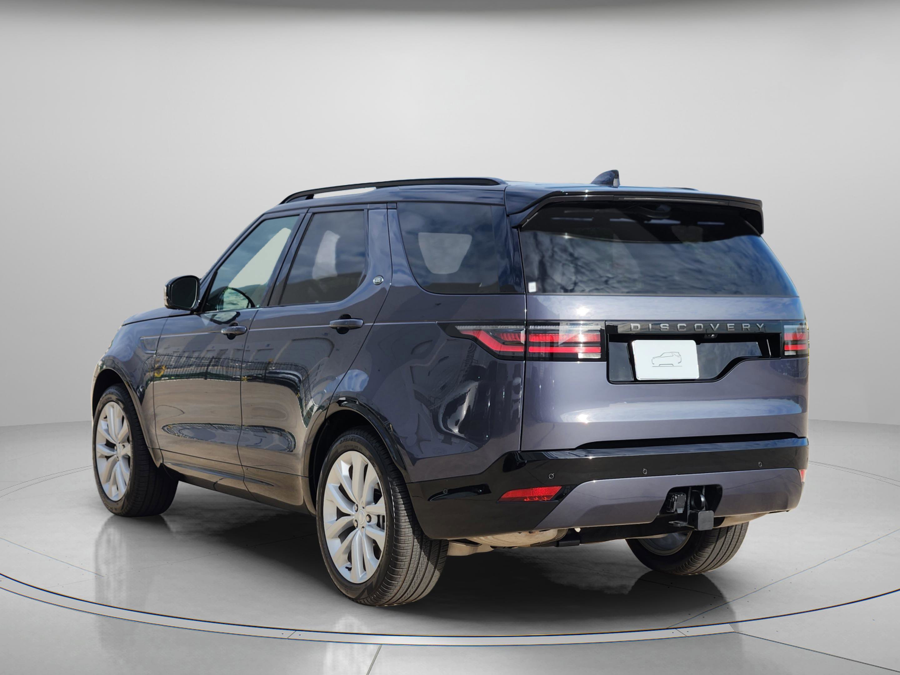 Certified 2024 Land Rover Discovery Dynamic SE image 3