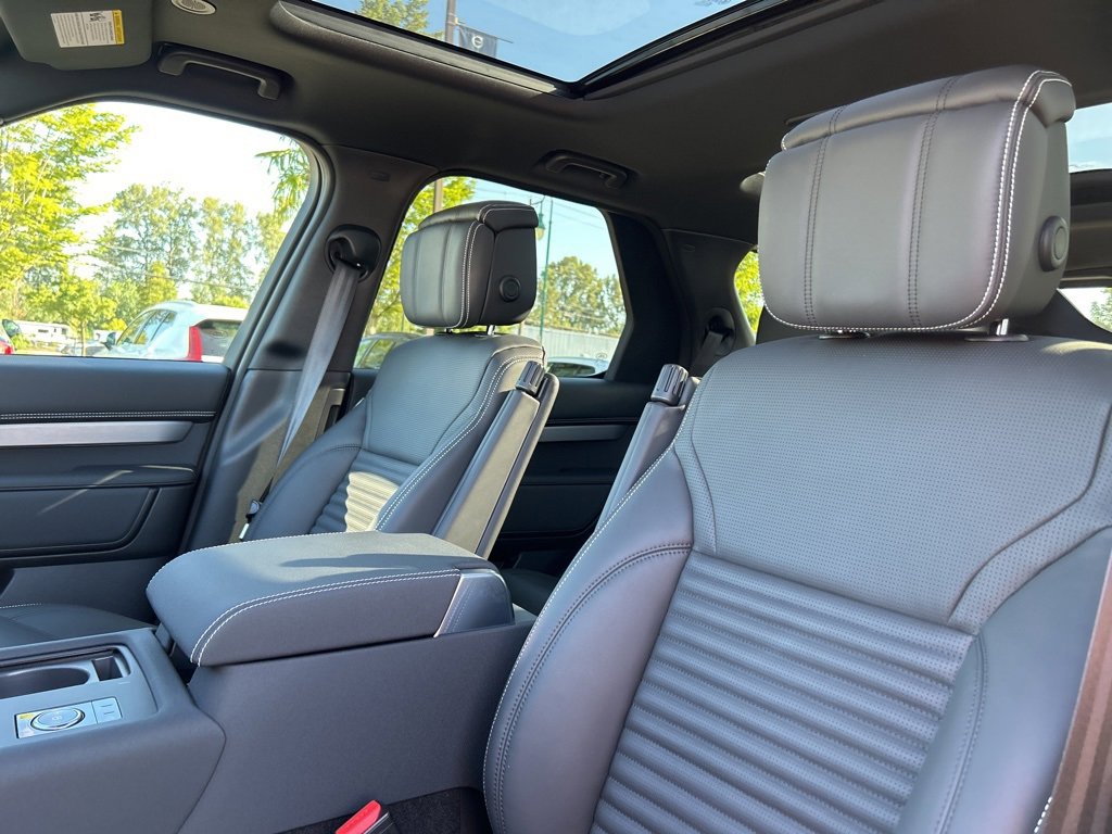 New 2025 Land Rover Discovery Dynamic SE image 14