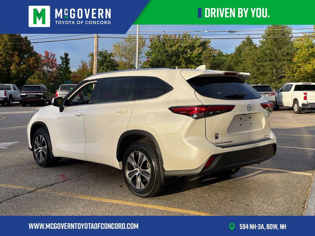 Used 2021 Toyota Highlander XLE AWD/4WD image 3