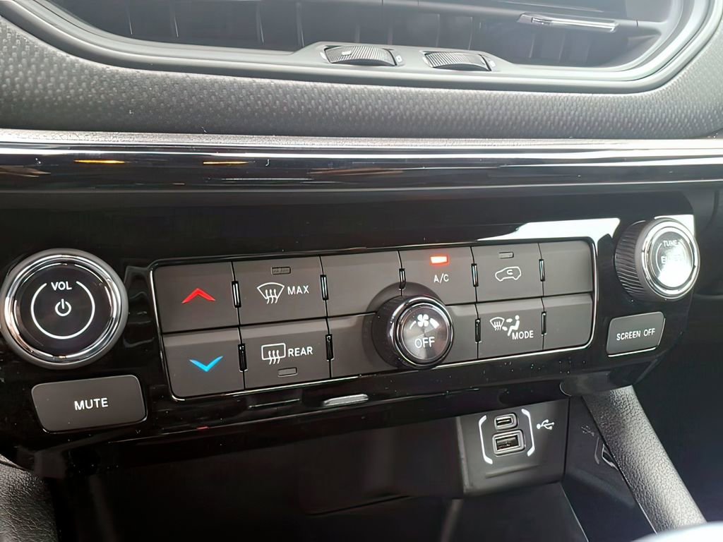 New 2026 Jeep Compass Latitude image 9