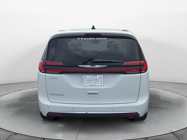 Used 2023 Chrysler Pacifica Touring-L FWD image 4