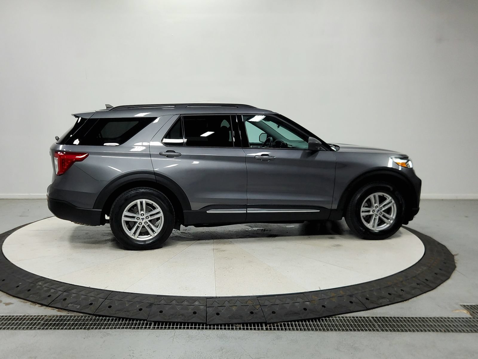 Used 2022 Ford Explorer XLT RWD image 9