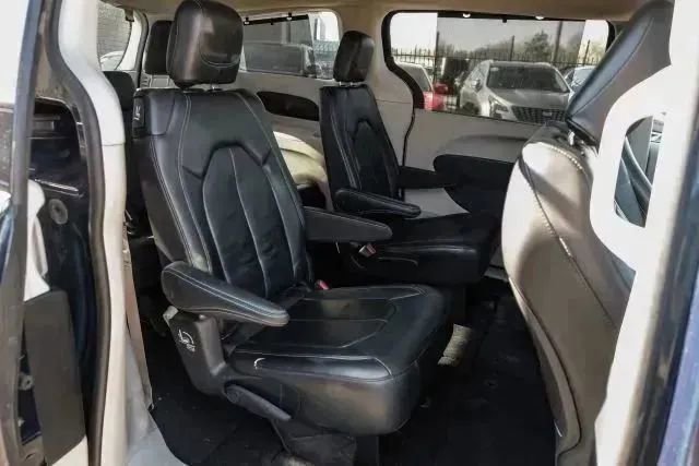 Used 2021 Chrysler Pacifica Touring-L FWD image 43