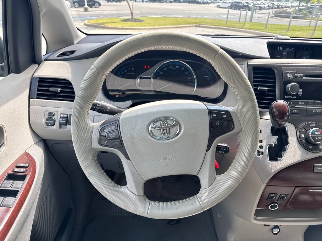 Used 2013 Toyota Sienna XLE FWD image 19