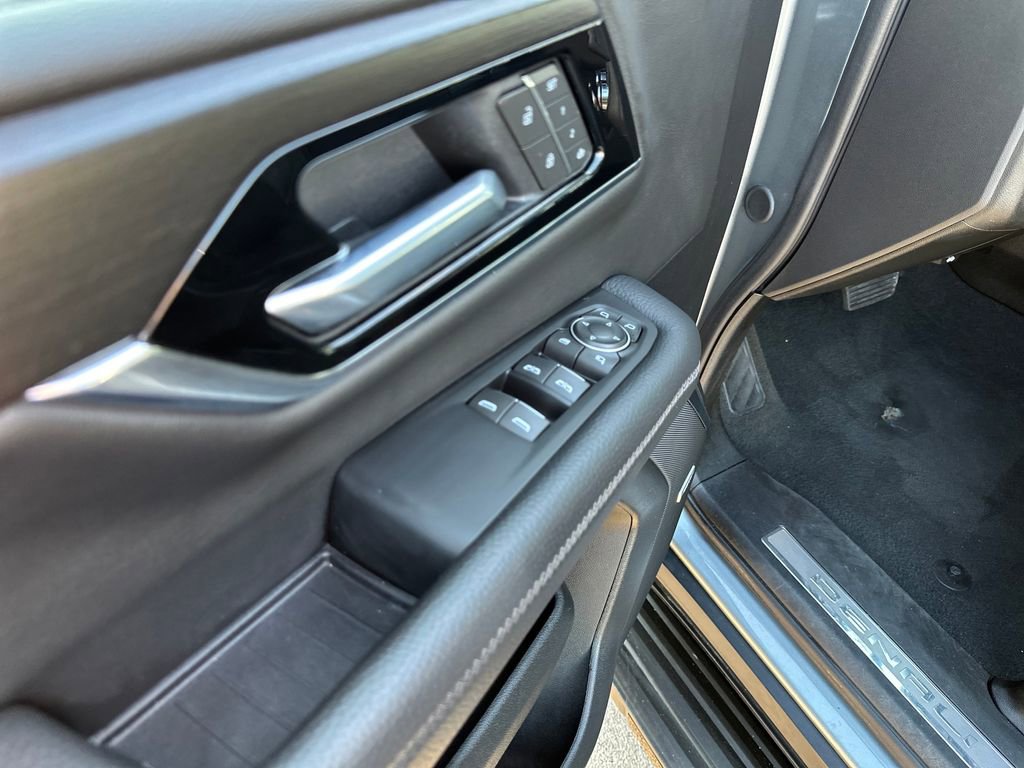 Used 2025 GMC Yukon XL Denali AWD/4WD image 15