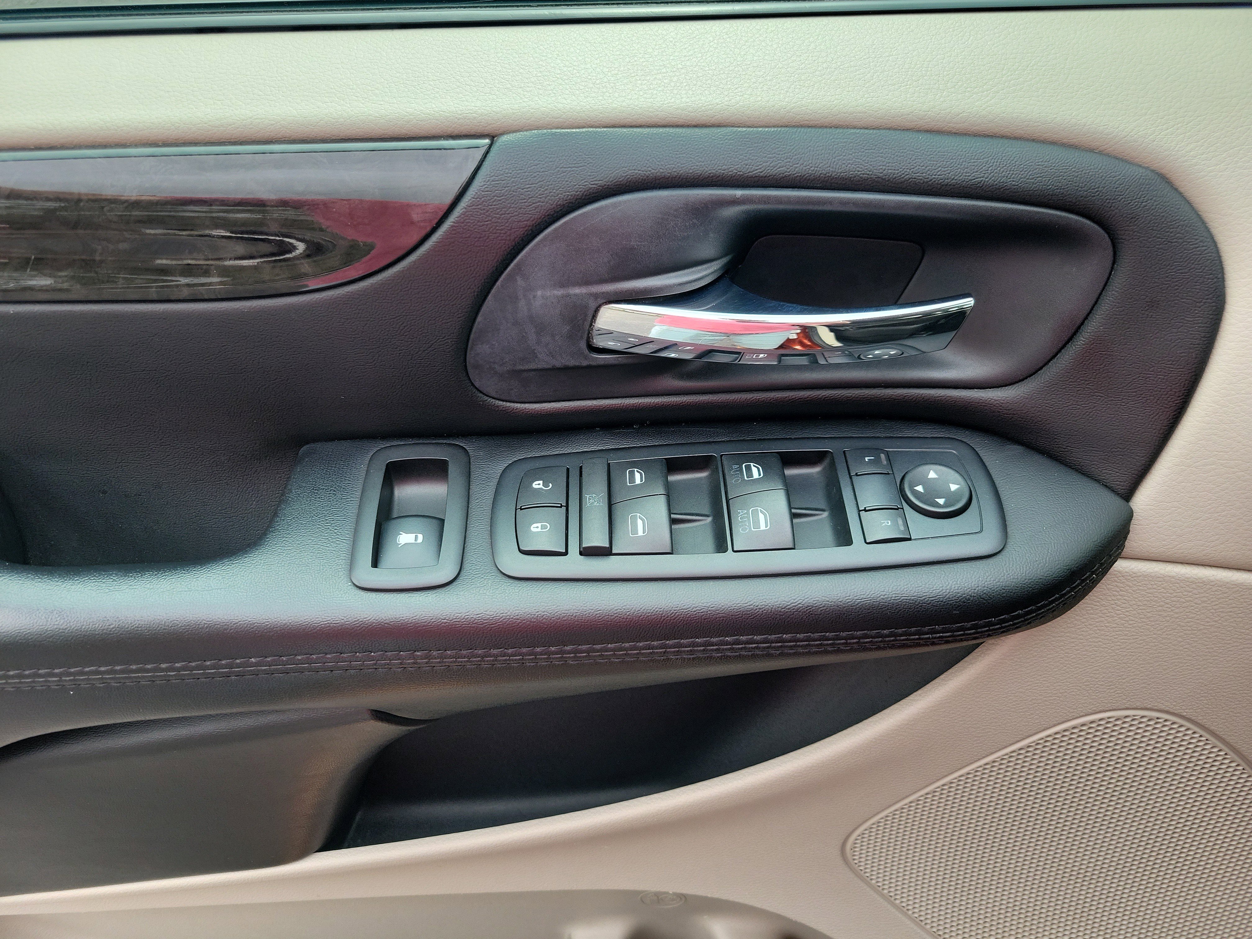 Used 2012 Dodge Grand Caravan SXT image 6