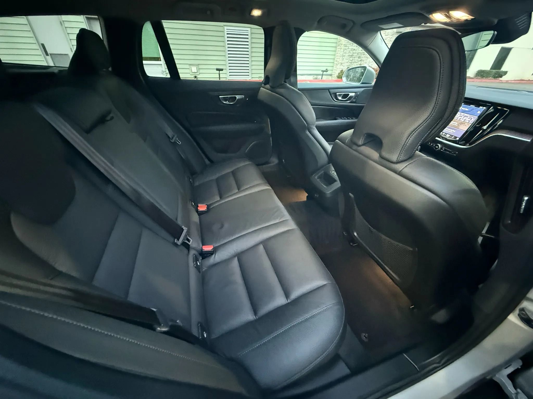 Used 2025 Volvo V60 B5 Cross Country Plus image 26