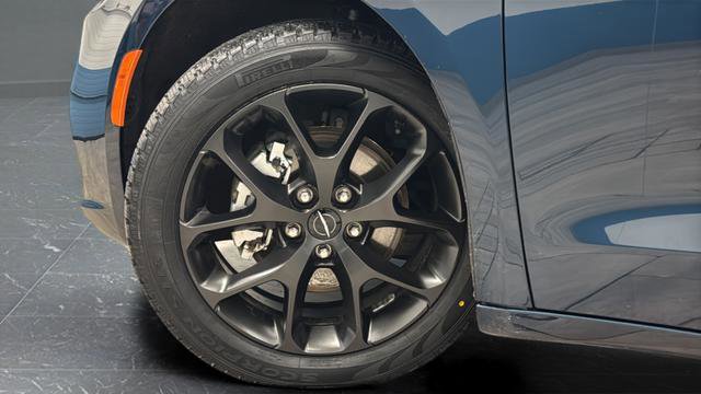 Used 2025 Chrysler Pacifica Limited image 39