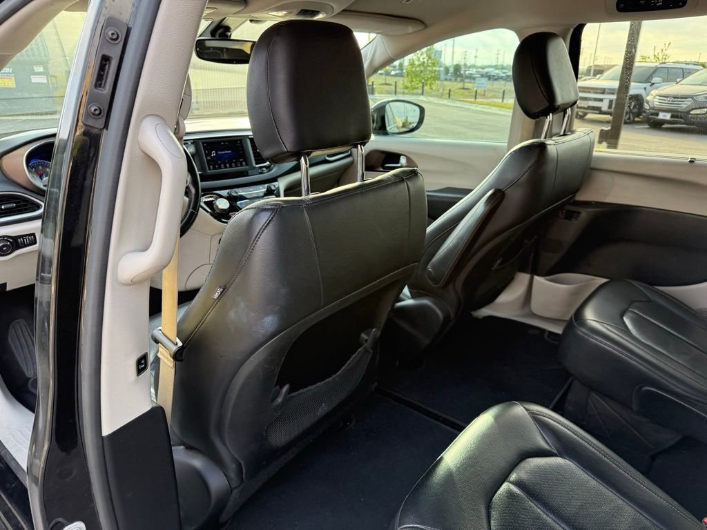 Used 2019 Chrysler Pacifica Touring-L image 9