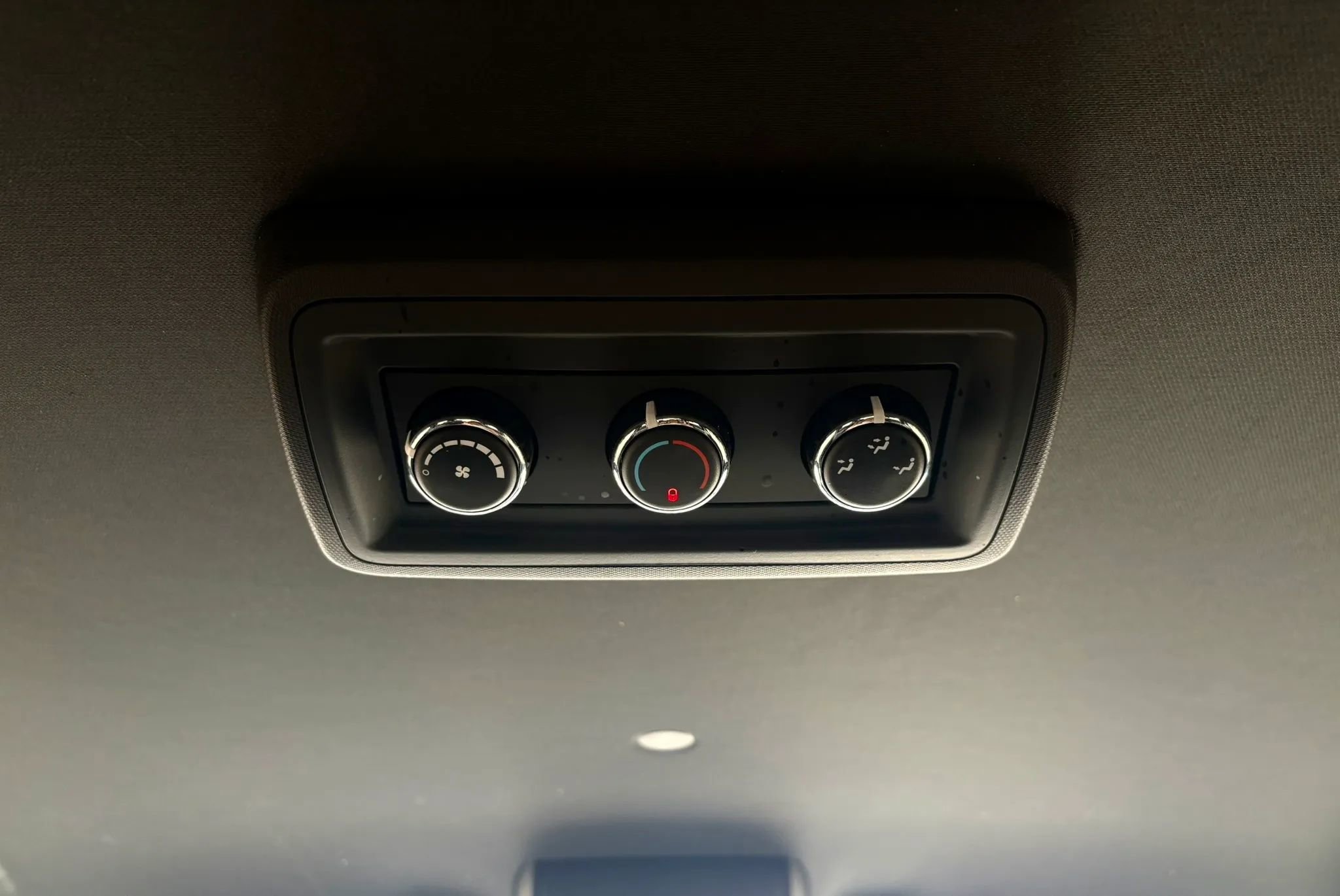 Used 2018 Dodge Grand Caravan SXT w/ Blacktop Package FWD image 23