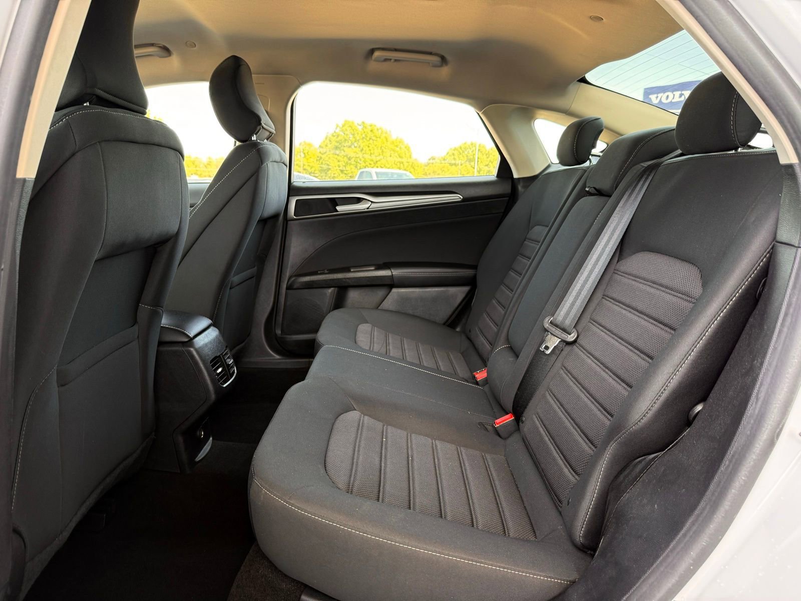 Used 2019 Ford Fusion SE FWD image 16