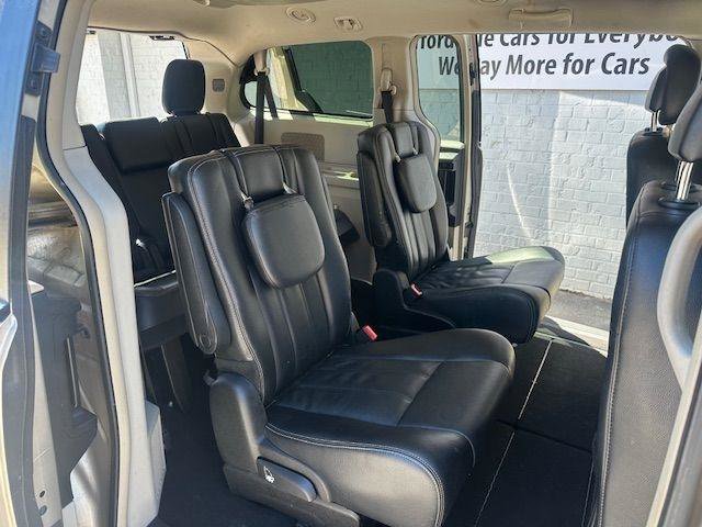 Used 2013 Chrysler Town & Country Touring image 12
