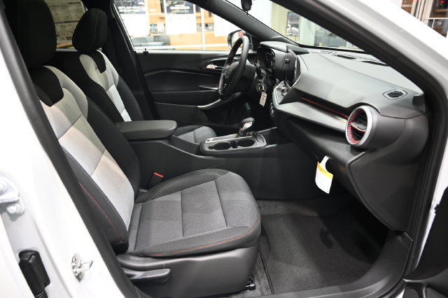 New 2026 Chevrolet Trax RS w/ Sunroof Package FWD image 10