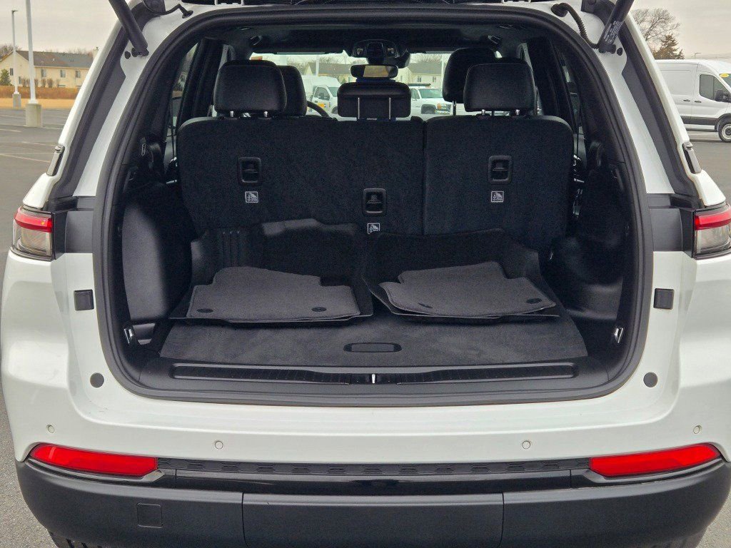 Used 2023 Jeep Grand Cherokee Altitude image 14